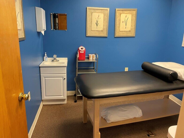 More Photos Of 304 Federal Rd, Brookfield Office For Lease