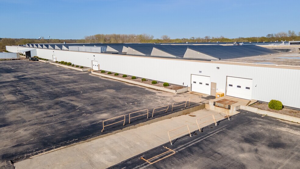 More Photos Of 4000 Auburn St, Rockford Distribution For Lease