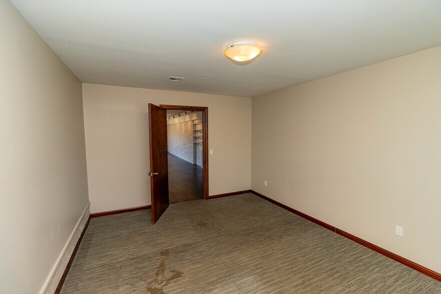 More Photos Of 1627 S Hillside St, Wichita Freestanding For Sale