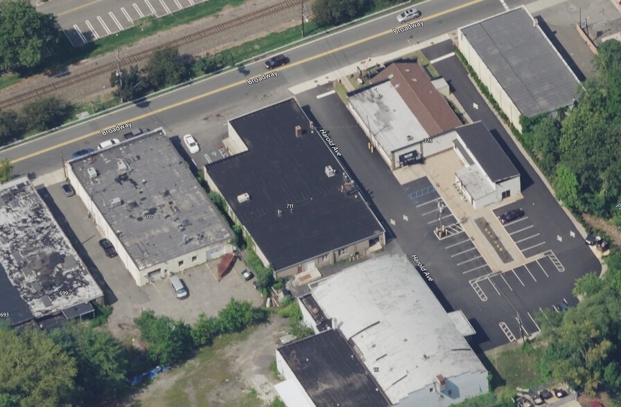 More Photos Of 711 Broadway, Westwood Warehouse For Lease