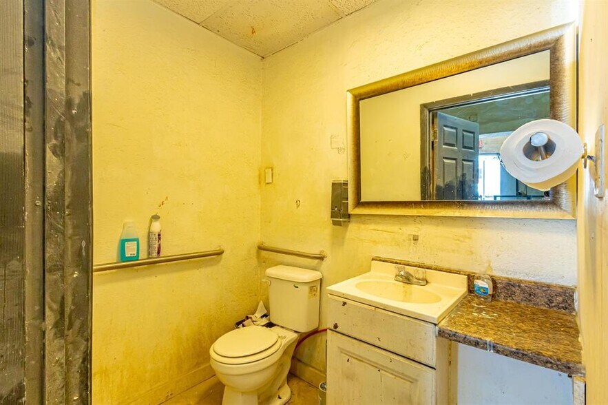More Photos Of 1801 San Bernardo Ave, Laredo General Retail For Sale