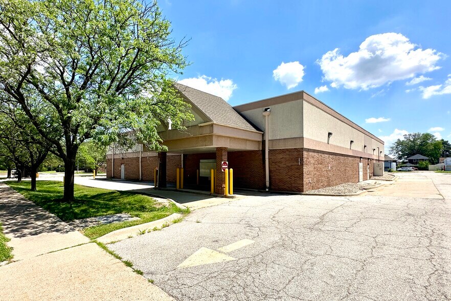 More Photos Of 2515 N Knoxville Ave, Peoria Drugstore For Lease