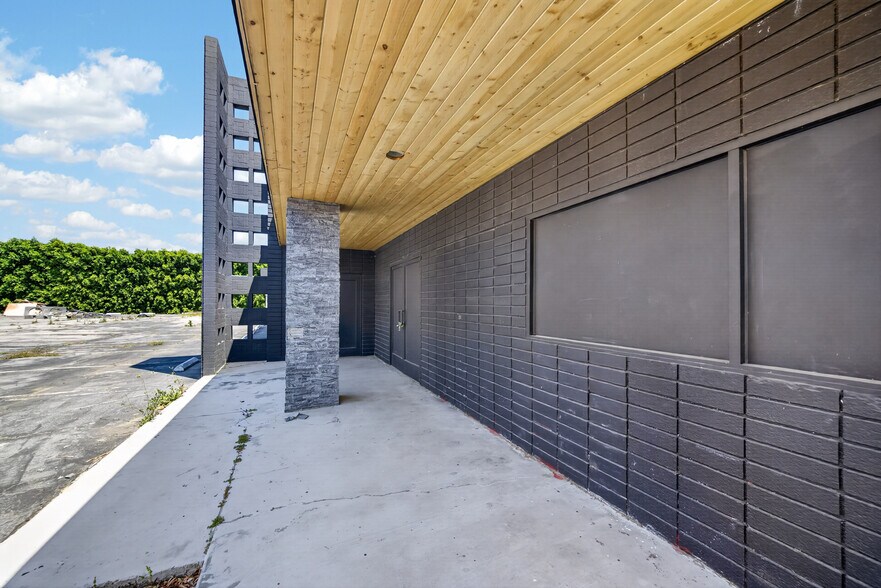 More Photos Of 6840-6842 Hayvenhurst Ave, Van Nuys Distribution For Lease