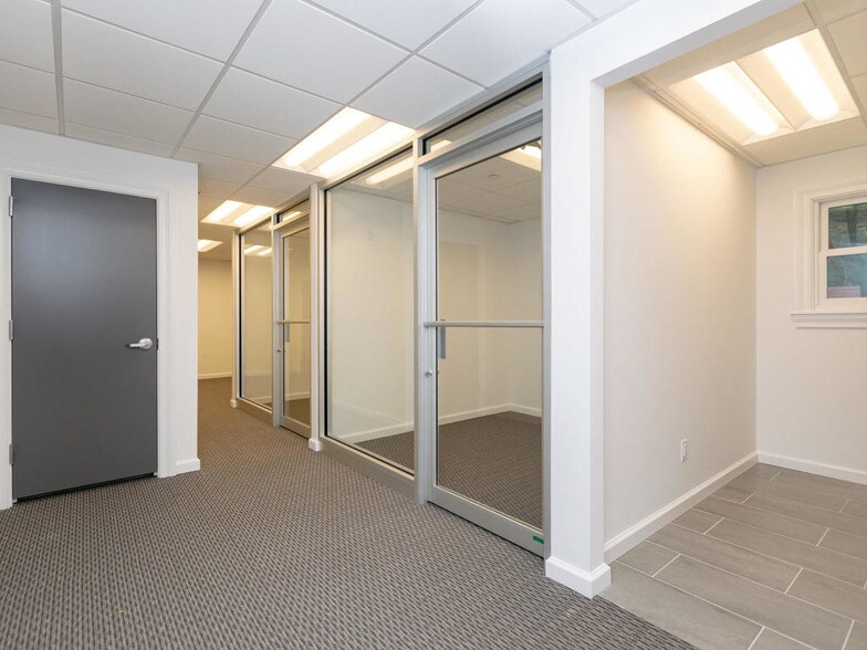 More Photos Of 3-7 Pondfield Rd, Bronxville Storefront Retail Office For Lease