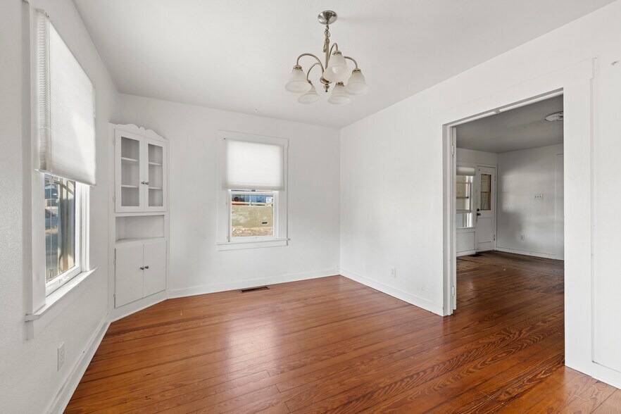 More Photos Of 616 W Live Oak St, Fredericksburg General Retail For Sale