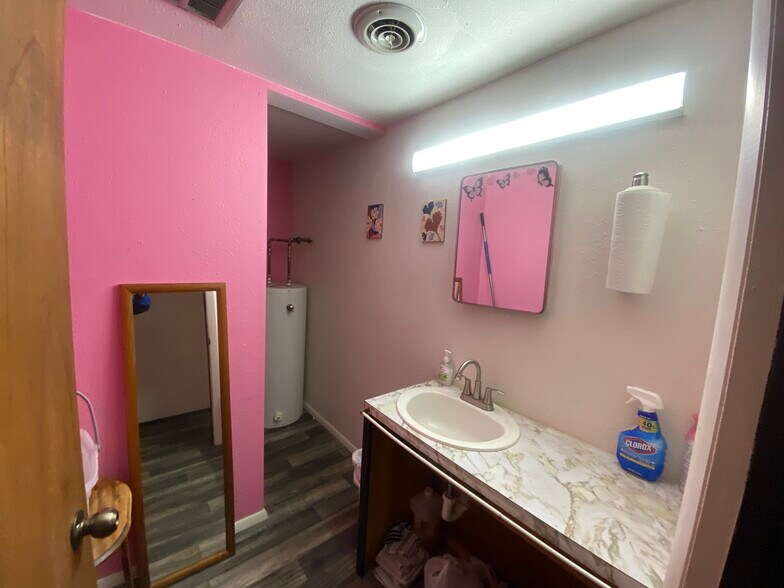 More Photos Of 312 S Federal Blvd, Riverton General Retail For Sale
