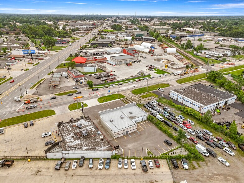 More Photos Of 16775-16777 E 13 Mile Rd, Fraser Unknown For Lease