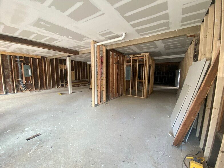 More Photos Of 6905 Belair Rd, Baltimore Office Residential For Lease