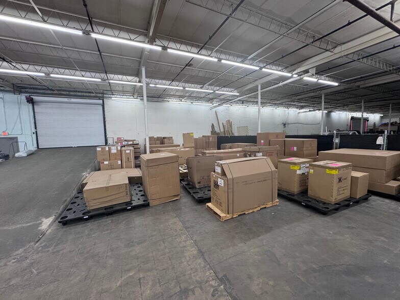 More Photos Of 5107 W University Blvd, Jacksonville Warehouse For Lease