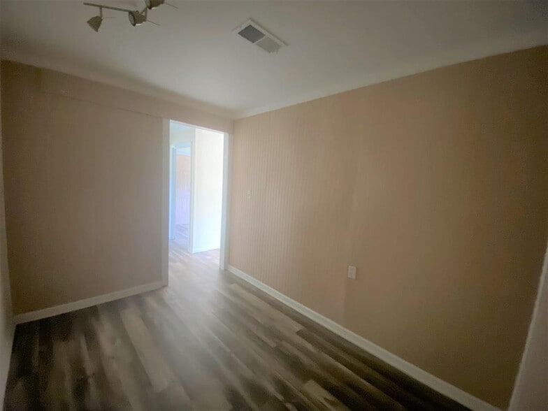 More Photos Of 131 Lakeview Church Rd, Cochran Freestanding For Lease