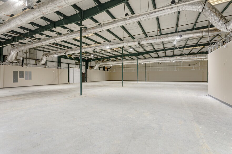More Photos Of 1850 Business Park Dr, Clarksville Light Distribution For Lease