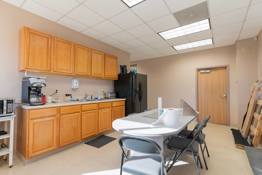 More Photos Of 1324-1328 SW Market St, Lee's Summit Warehouse For Lease