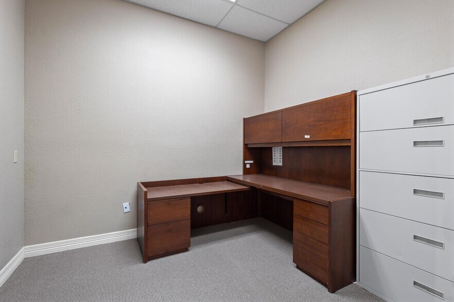 More Photos Of 111 S Travis St, Sherman Office For Sale