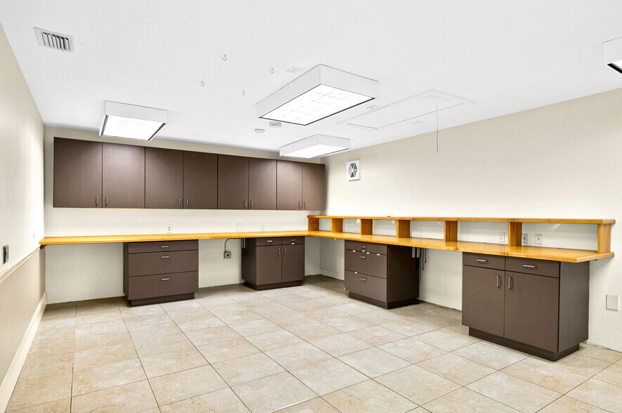 More Photos Of 525 8th St W, Bradenton Office For Sale