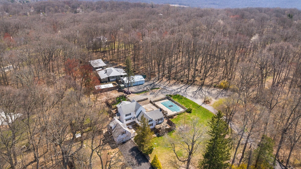 More Photos Of 8 Stonehedge Ln, Byram Township Veterinarian Kennel For Sale