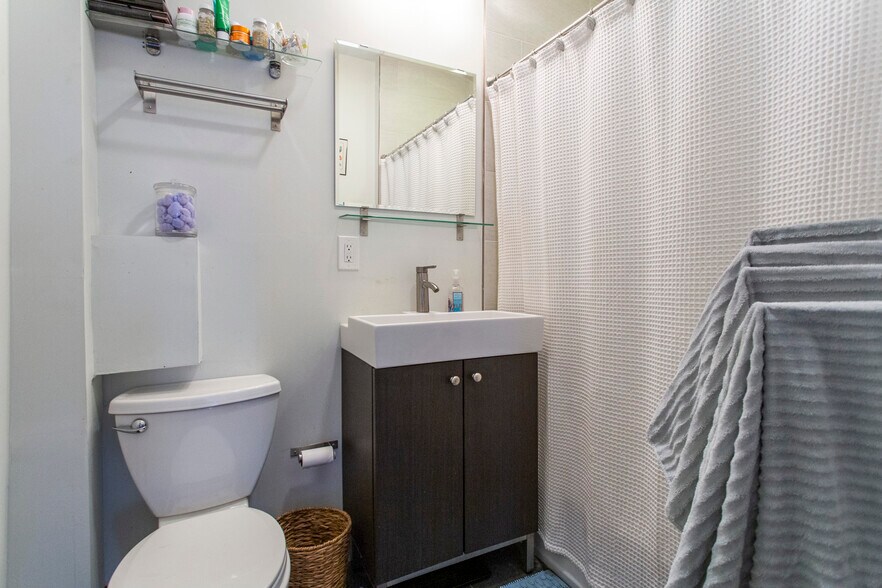 More Photos Of 2020 Locust St, Philadelphia Apartments For Sale