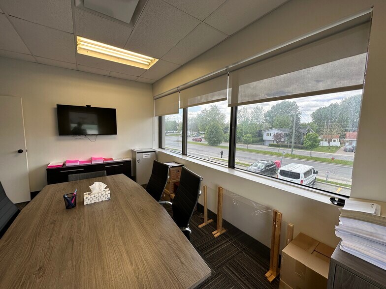 More Photos Of 3000-3140 Boul de Rome, Brossard Storefront For Lease