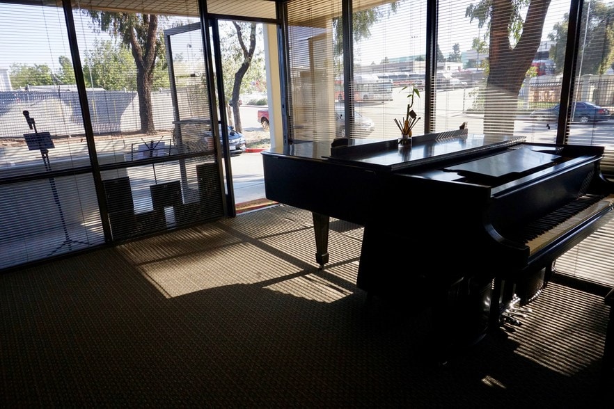 More Photos Of 7370 Opportunity Rd, San Diego Warehouse For Lease