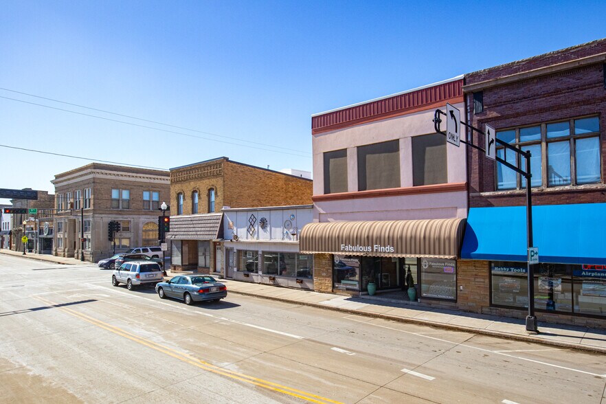 More Photos Of 811 Oregon St, Oshkosh Restaurant For Sale