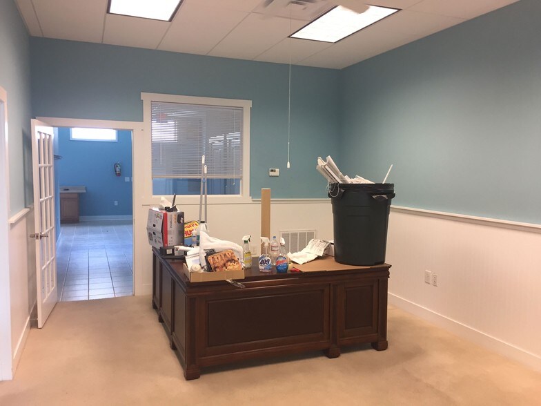 More Photos Of 6626 Gordon Rd, Wilmington Office For Sale