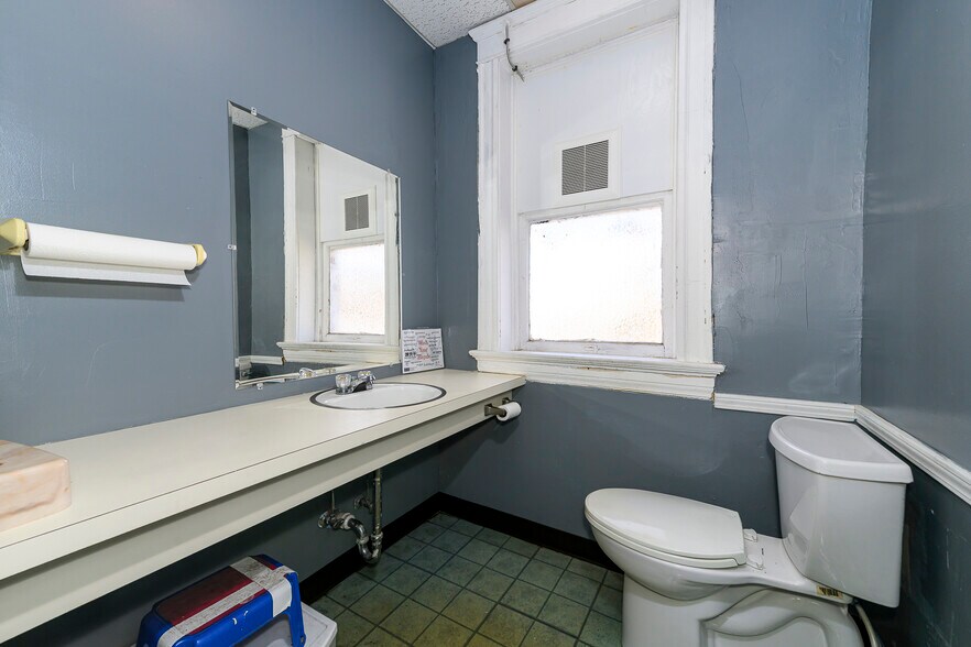 More Photos Of 4019 S Grand Blvd, Saint Louis Flex For Sale