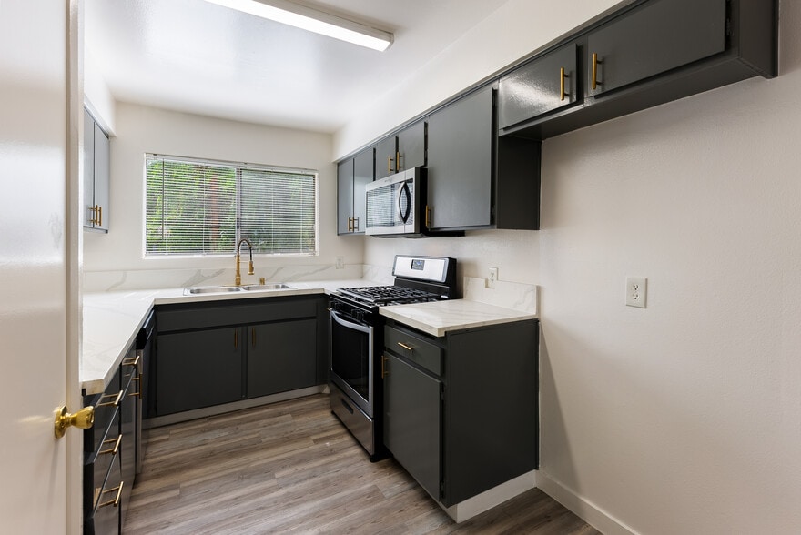 More Photos Of 11425 Tiara St, North Hollywood Multifamily For Sale