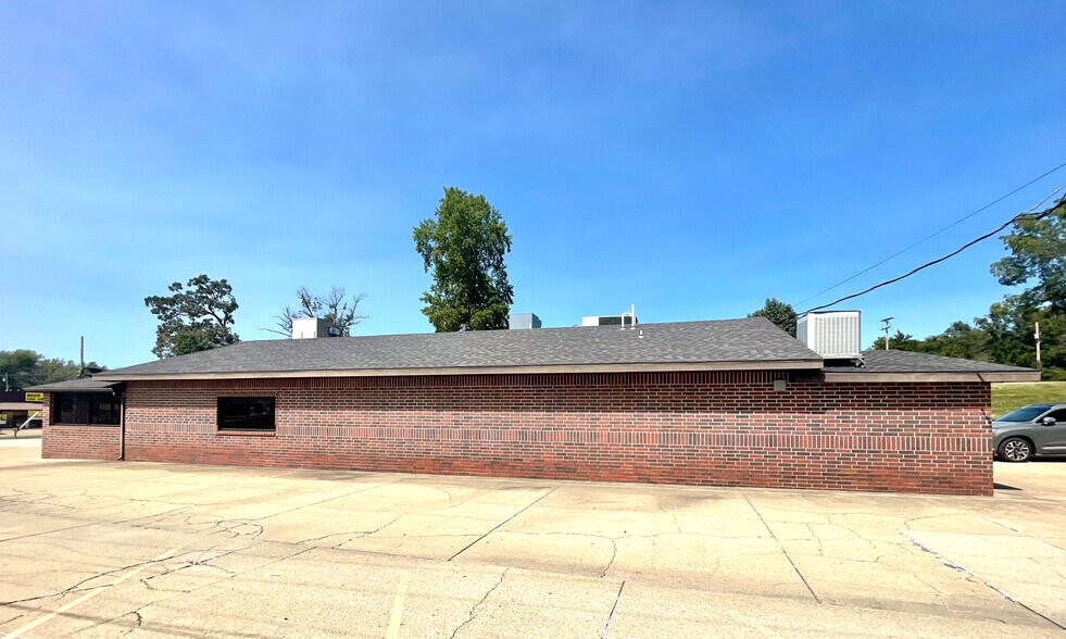 More Photos Of 924 N Main St, Mountain Grove Restaurant For Sale