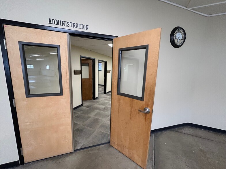 More Photos Of 101 Rathbone Rd, Marietta Flex For Sale