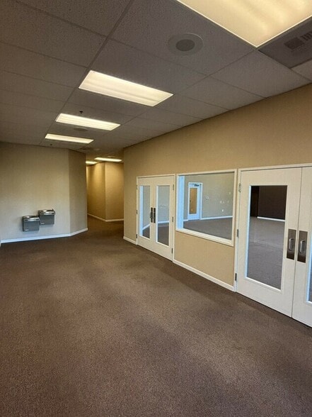 More Photos Of 2820 SE 58th Ct, Hillsboro Showroom For Lease