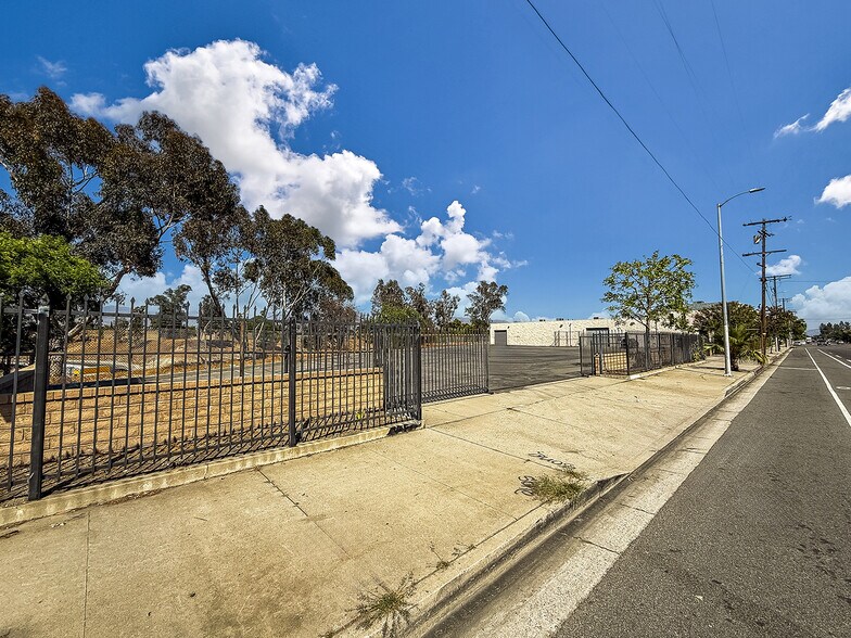 More Photos Of 8866 Laurel Canyon Blvd, Sun Valley Manufacturing For Lease