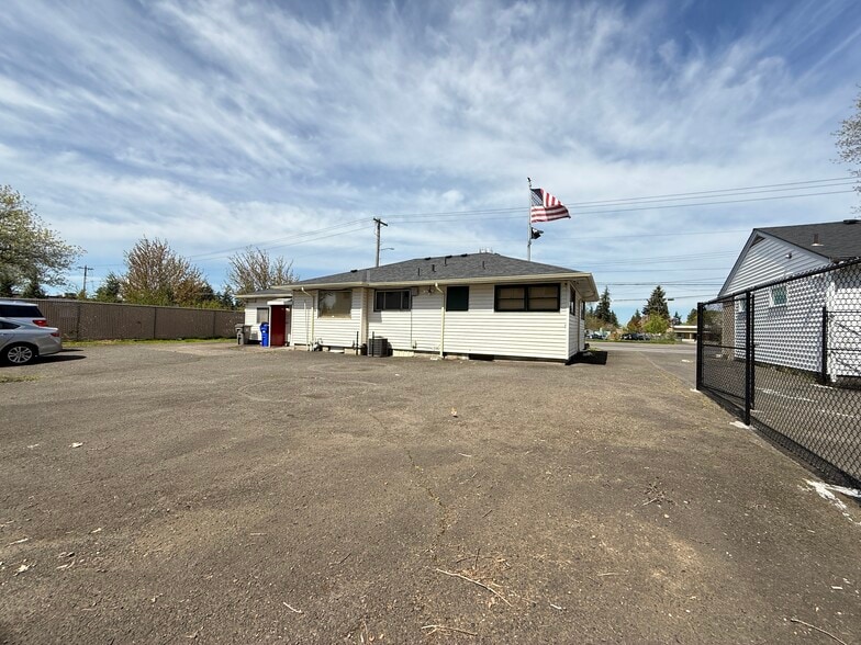 More Photos Of 12440 NE Halsey St, Portland Office For Sale