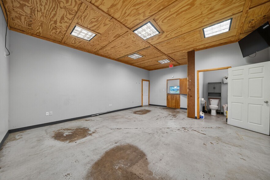More Photos Of 679 Highway 365, Mayflower Office For Sale