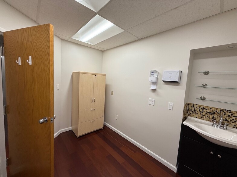 More Photos Of 3301 Woodburn Rd, Annandale Medical For Lease