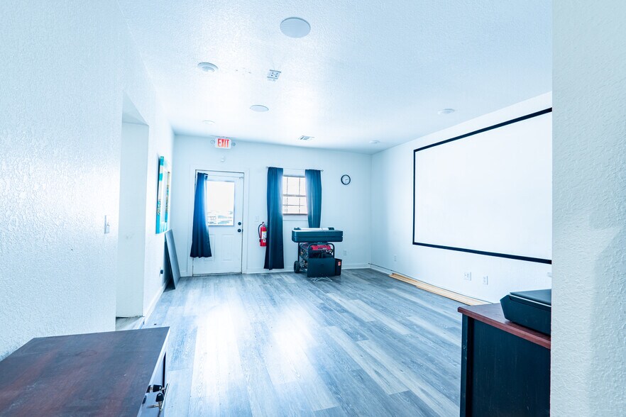 More Photos Of 700 W Oak St, Rogers Auto Dealership For Sale