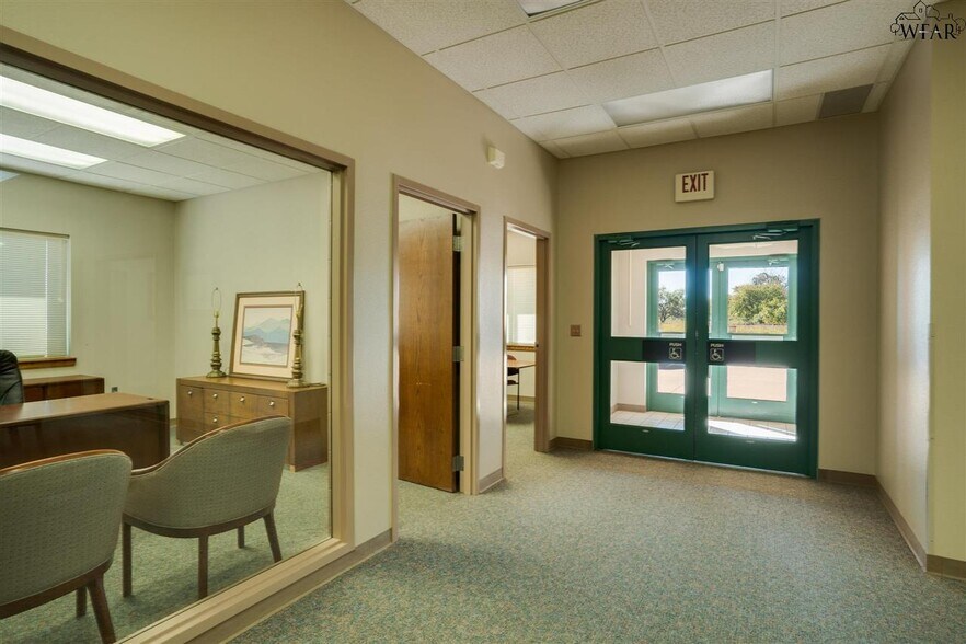 More Photos Of 2618 Old Iowa Park Rd, Wichita Falls Bank For Lease