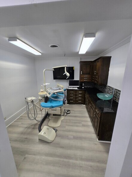 More Photos Of 202 E Weaver Ave, Alvarado Medical For Sale