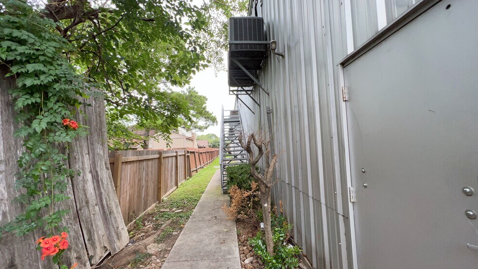 More Photos Of 12373 Scarsdale Blvd, Houston Unknown For Lease