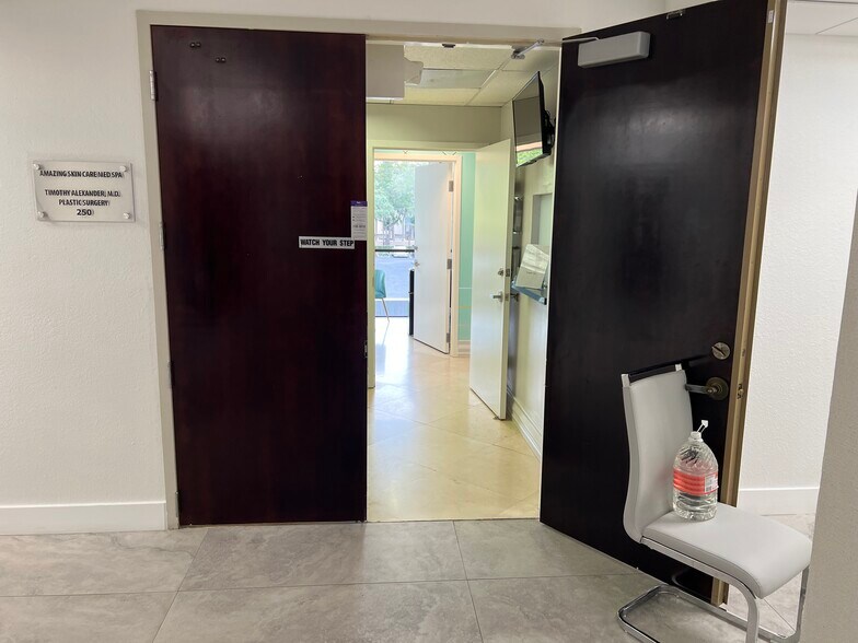 More Photos Of 4651 Sheridan St, Hollywood Medical For Sale