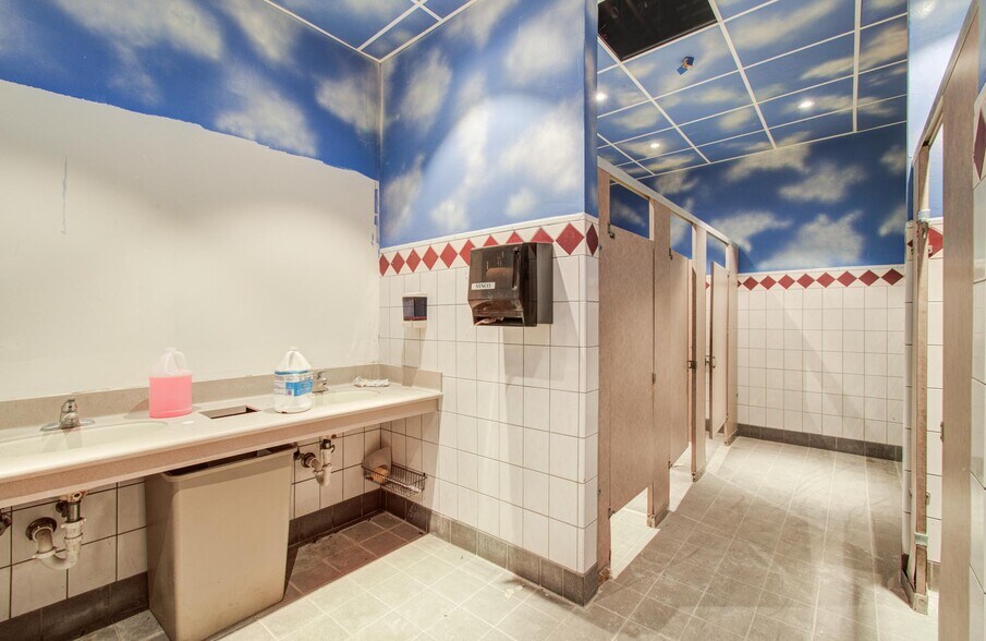 More Photos Of 2103 Cypress Creek Pky, Houston Bar For Sale