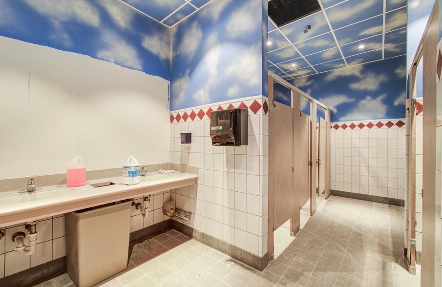 More Photos Of 2103 Cypress Creek Pky, Houston Bar For Sale