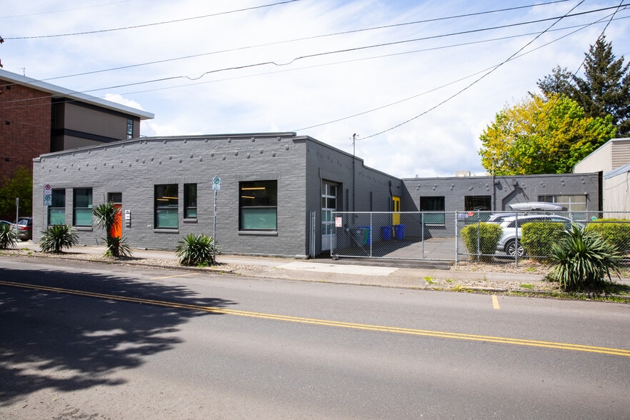 More Photos Of 2335 SE 50th Ave, Portland Light Distribution For Sale