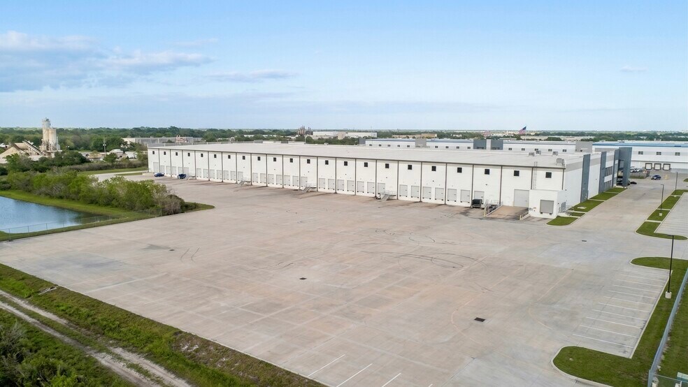 More Photos Of 450 Commerce Pky, Katy Distribution For Lease