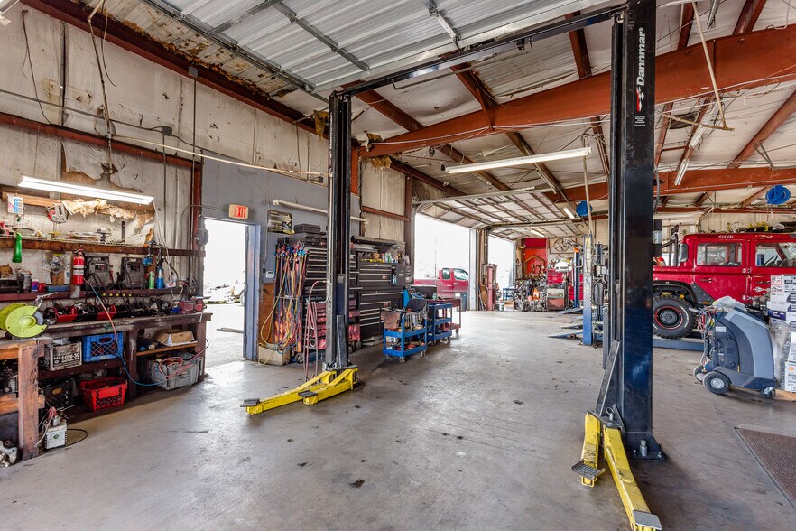 More Photos Of 8921 Daffodil Ave, Houston Auto Repair For Sale