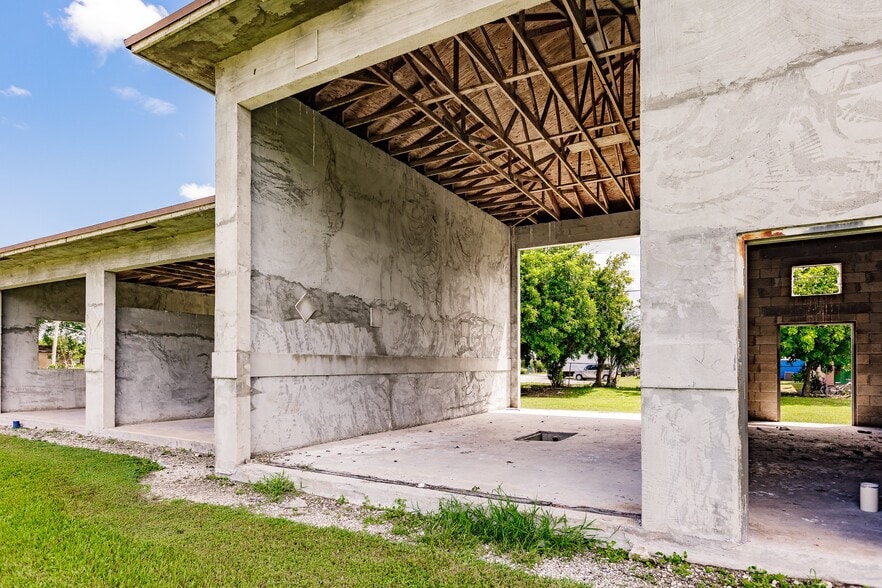 More Photos Of 555 NW 16th St, Belle Glade Light Distribution For Sale