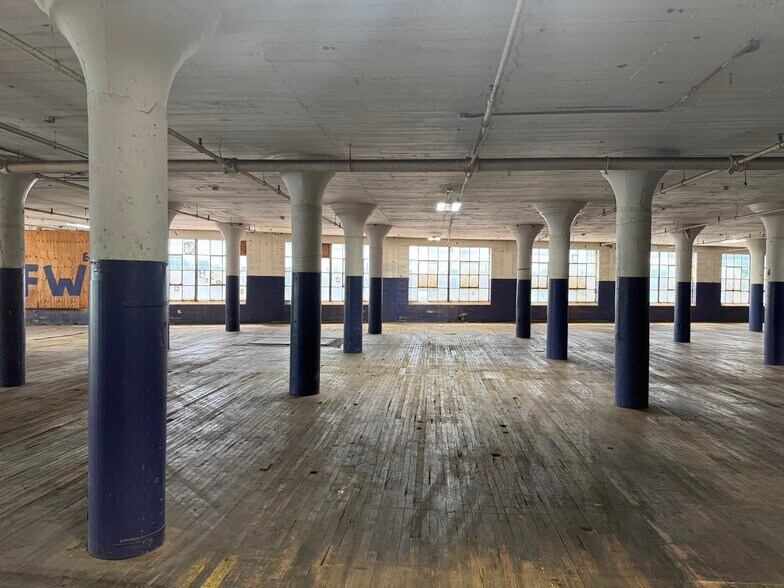 More Photos Of 301 W 3rd St, Sterling Manufacturing For Lease