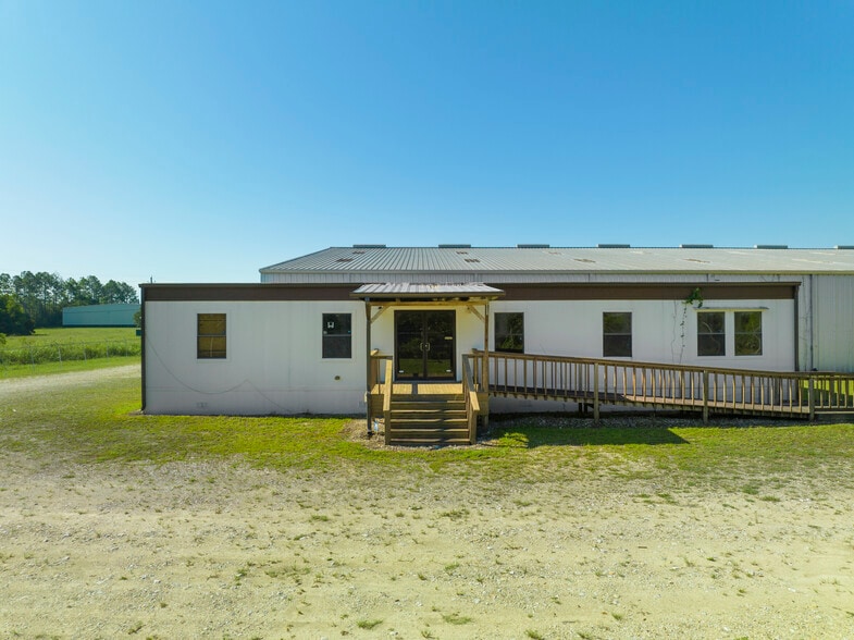 More Photos Of 824 Mary Helen Dr, Chipley Warehouse For Lease