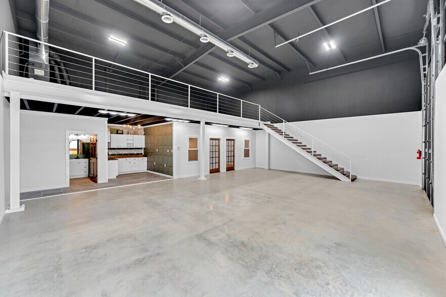 More Photos Of 13021 Harmon Rd, Fort Worth Flex For Lease