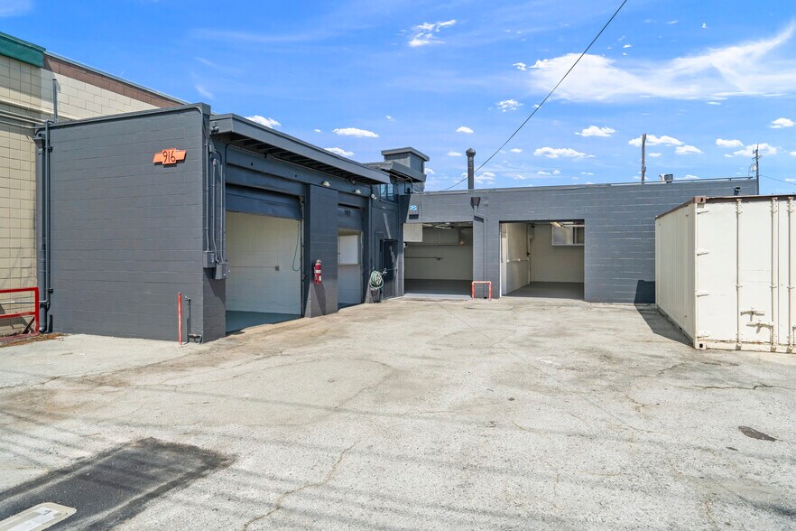More Photos Of 916 Center St, San Carlos Warehouse For Sale