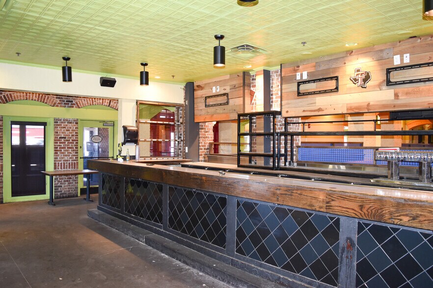 More Photos Of 6709 Slide Rd, Lubbock General Retail For Sale