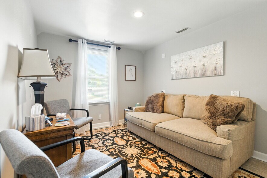 More Photos Of 409 Marquette Dr, Louisville Office For Sale
